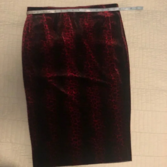 Vince Camuto Red Leopard Velvet Skirt Medium M - Picture 6 of 10